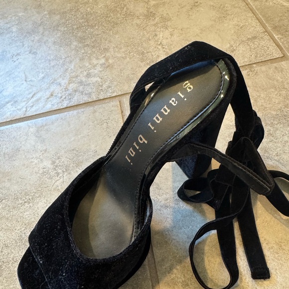 Gianni Bini Black Velvet Platform Heels - Picture 2 of 3